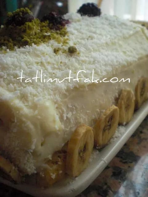 Vişneli ve Muzlu Sade Pasta görseli