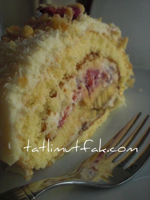 Meyveli Fındıklı Rulo Pasta görseli