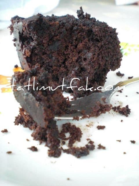 Vişneli ve Cevizli Islak Kek görseli