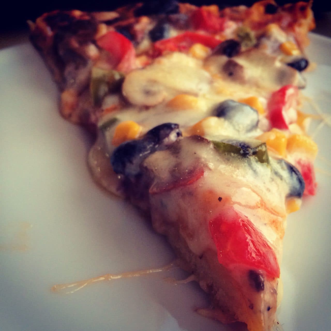 Domatesli ve Paprica Biberli Pizza görseli