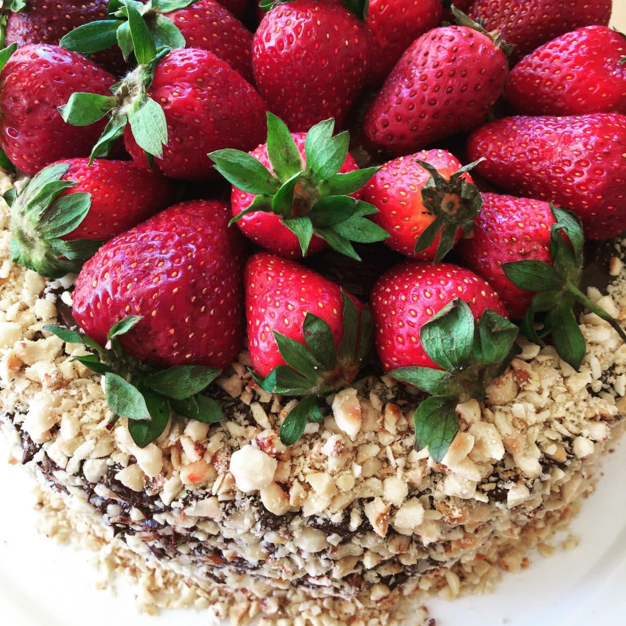 Çikolata Kremalı Çilekli Pasta görseli