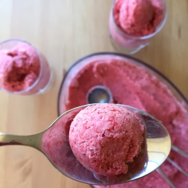 Ev Yapımı Çilekli Dondurma detay 1