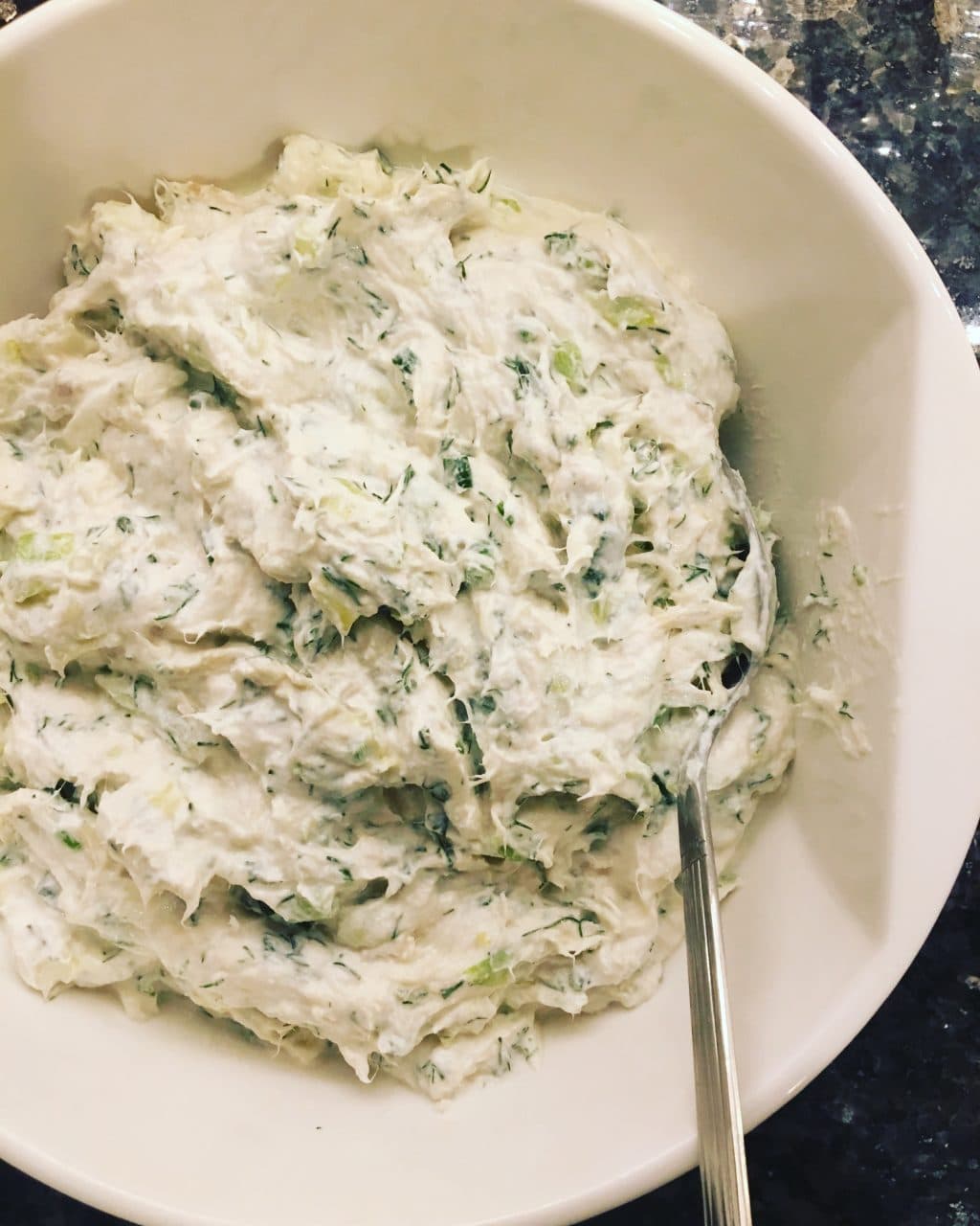 Yoğurtlu ve Yeşillikli Tavuklu Salata görseli