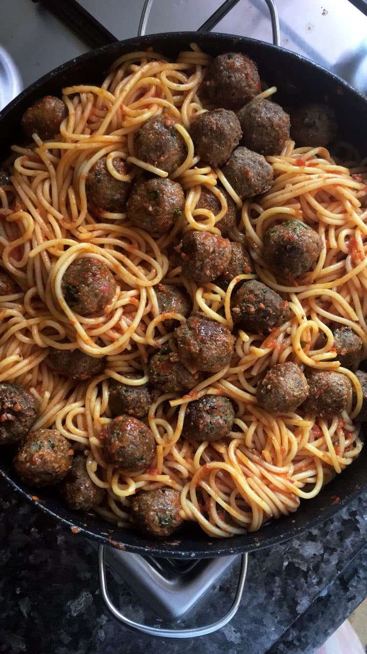 Domates Soslu Köfteli Makarna görseli