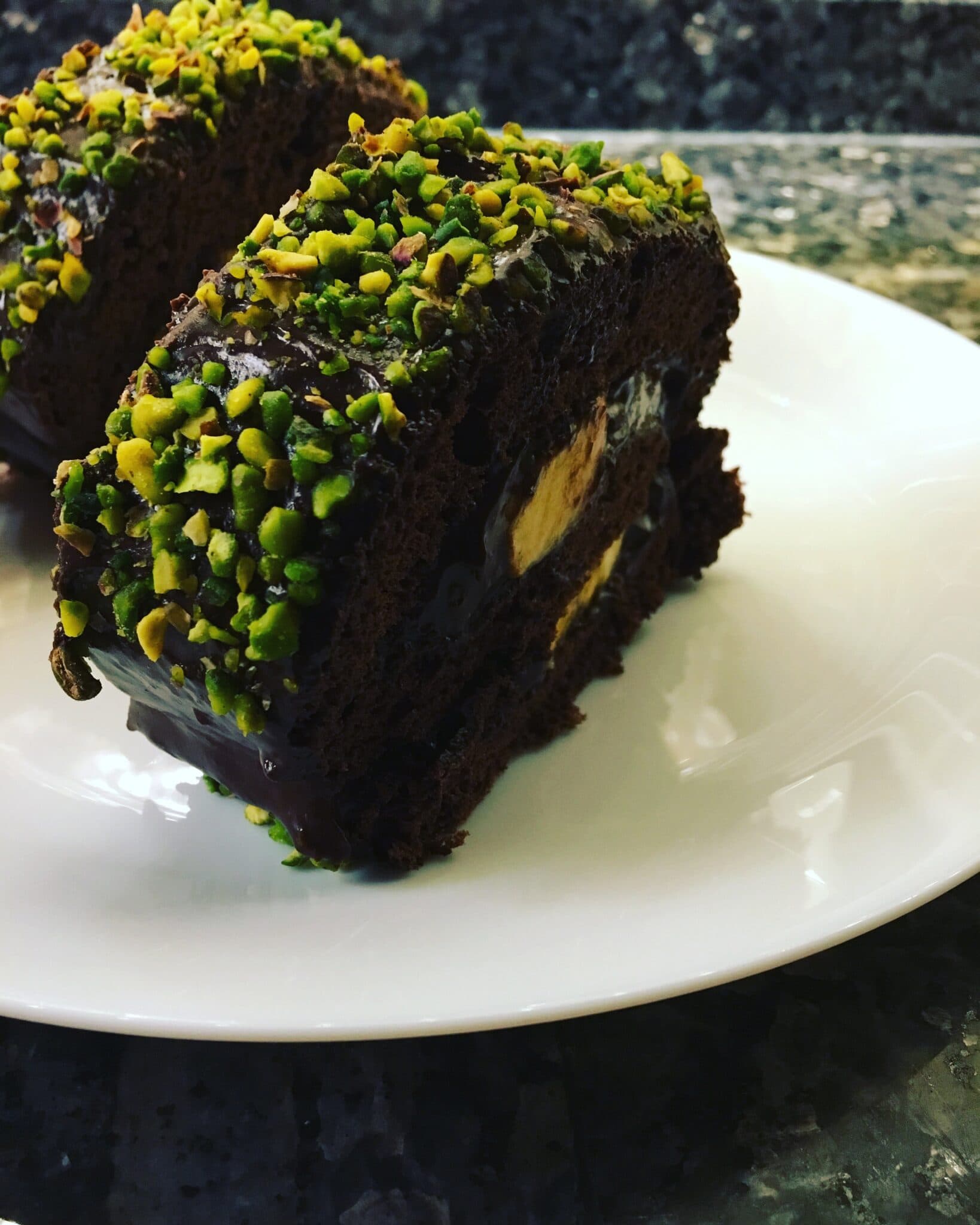 Çikolatalı ve Fıstıklı Rulo Pasta görseli