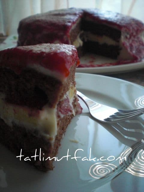 Çilekli ve Çilek Soslu Pasta görseli