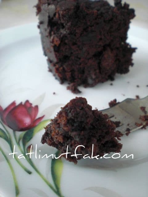 Vişneli ve Cevizli Islak Kek detay 1